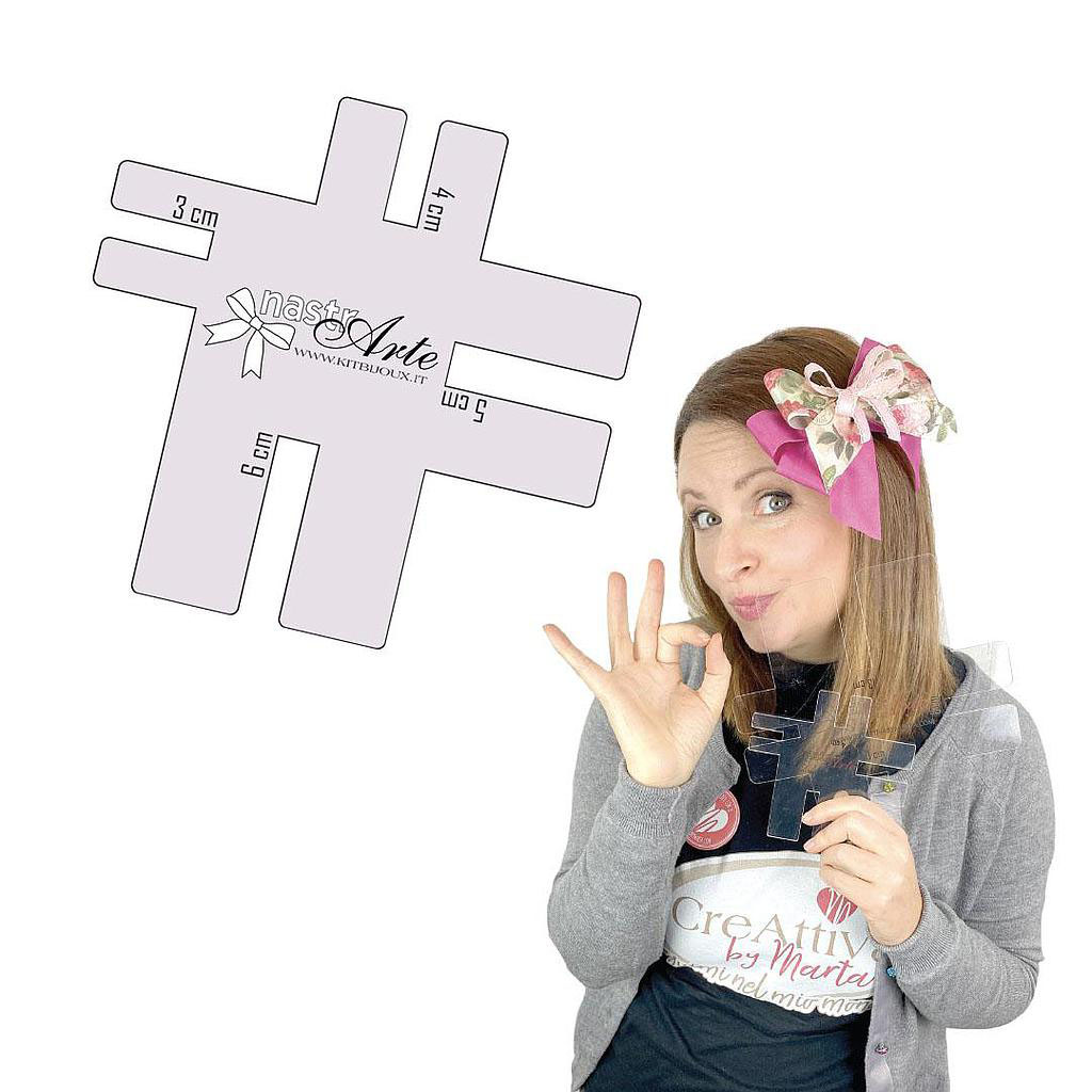 Donna mostra sagoma plastica per creare fiocchi decorativi