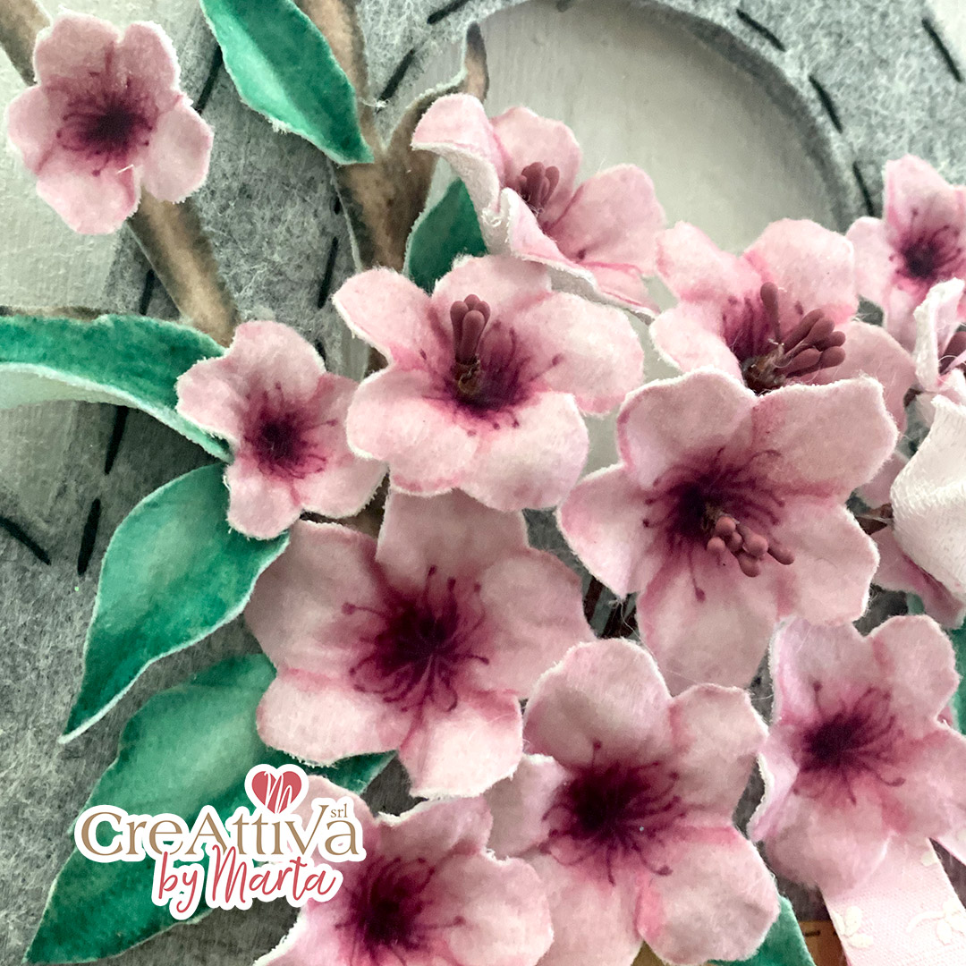 KIT ANNAFFIATOIO FIORI DI PESCO IN FELTRO 3MM E PANNOLENCI STAMPATO DECO - CRKIT40500 - immagine 3