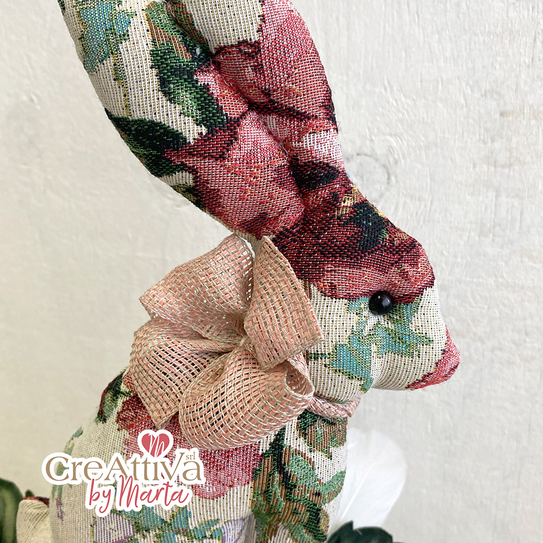 KIT CONIGLIO FERMA PORTA IN TESSUTO GOBELIN E ROSE IN PANNOLENCI STAMPATO DECO - CRKIT473 - immagine 3