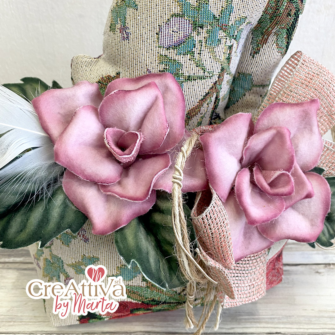 KIT CONIGLIO FERMA PORTA IN TESSUTO GOBELIN E ROSE IN PANNOLENCI STAMPATO DECO - CRKIT473 - immagine 4