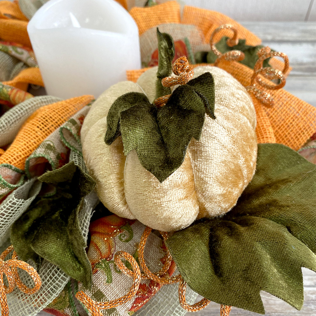 centrotavola ovale crafty twist con zucca in velluto juta nastro e candela crkit529