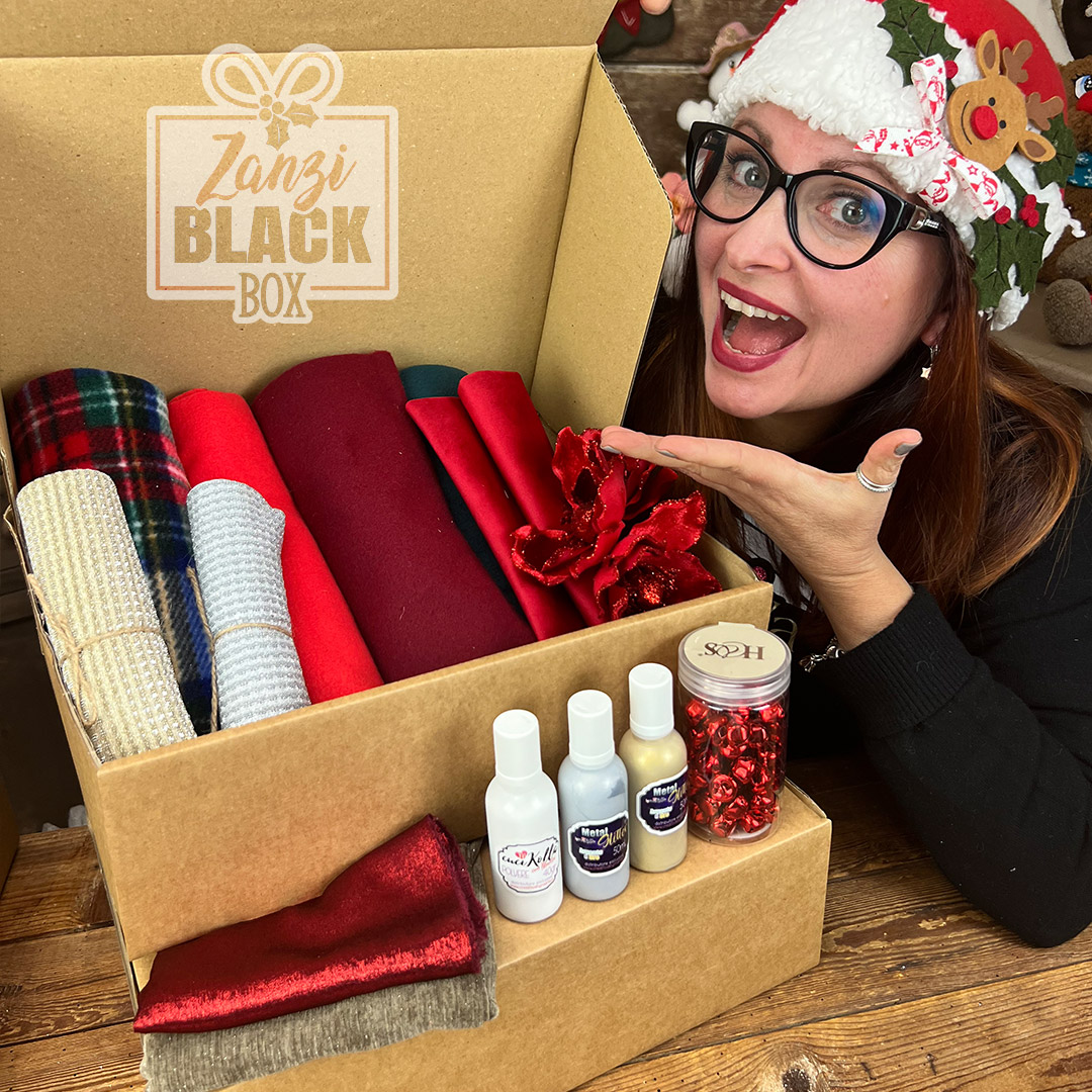 Donna con scatola regalo materiali natalizi