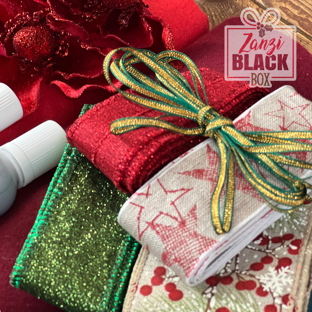 Nastri natalizi colorati e decorazioni festive artigianali