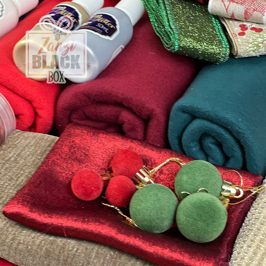 Tessuti natalizi colorati e decorazioni festive