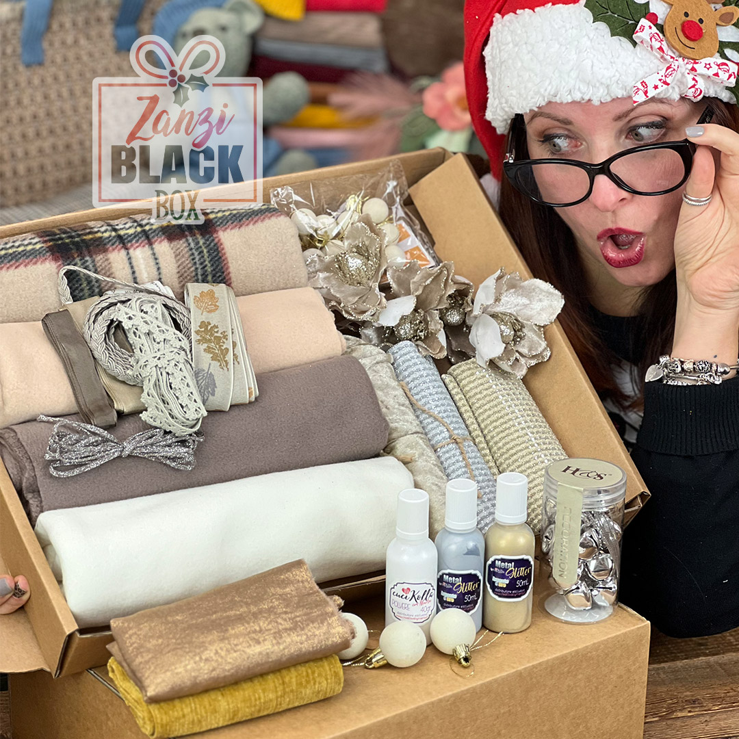 Scatola regalo natalizia con tessuti e decorazioni artigianali