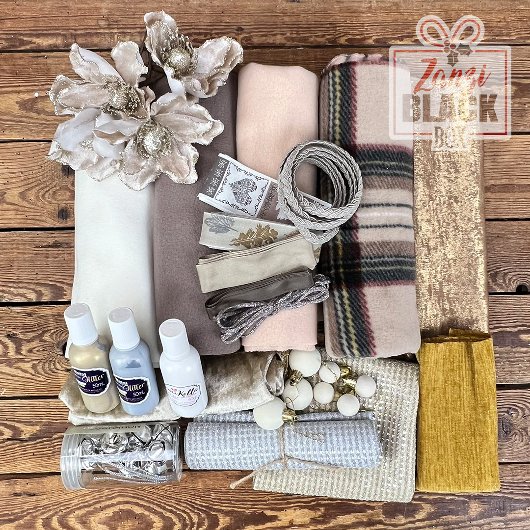 Materiali decorativi natalizi su tavolo di legno