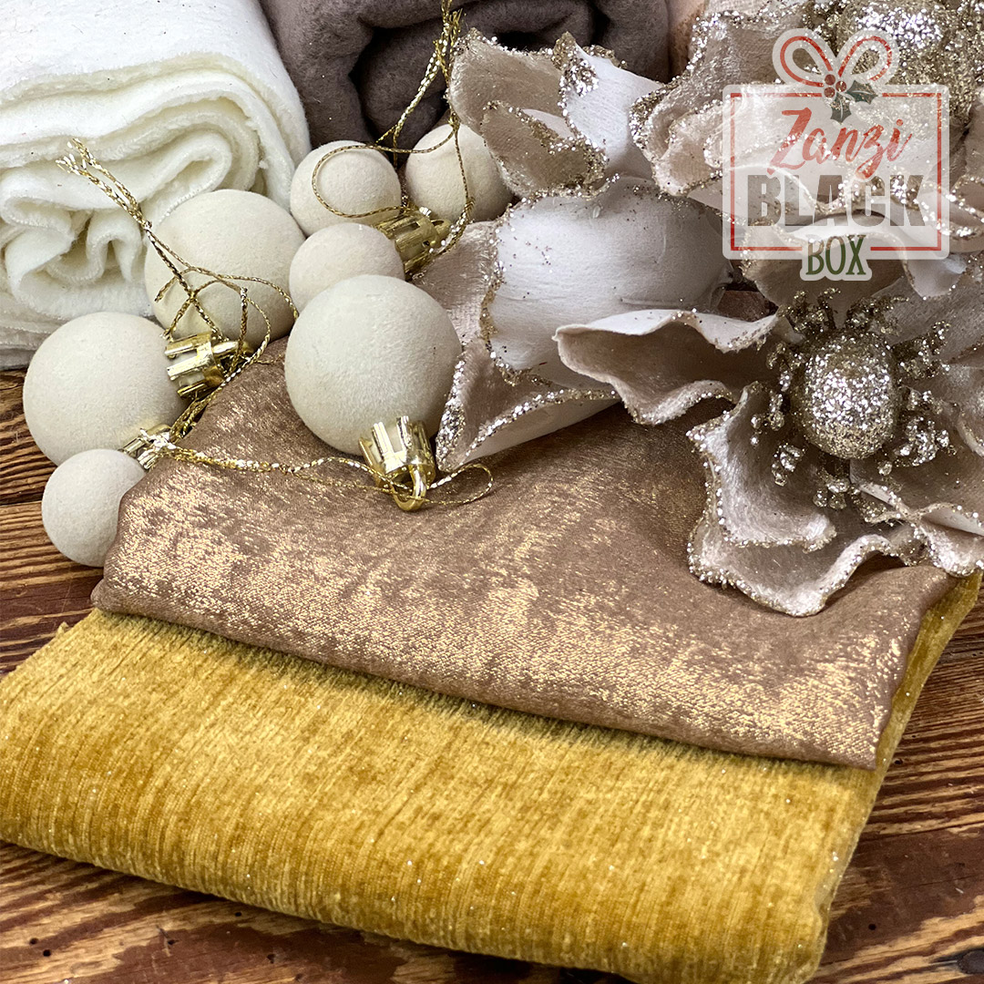 Tessuti dorati con decorazioni natalizie eleganti