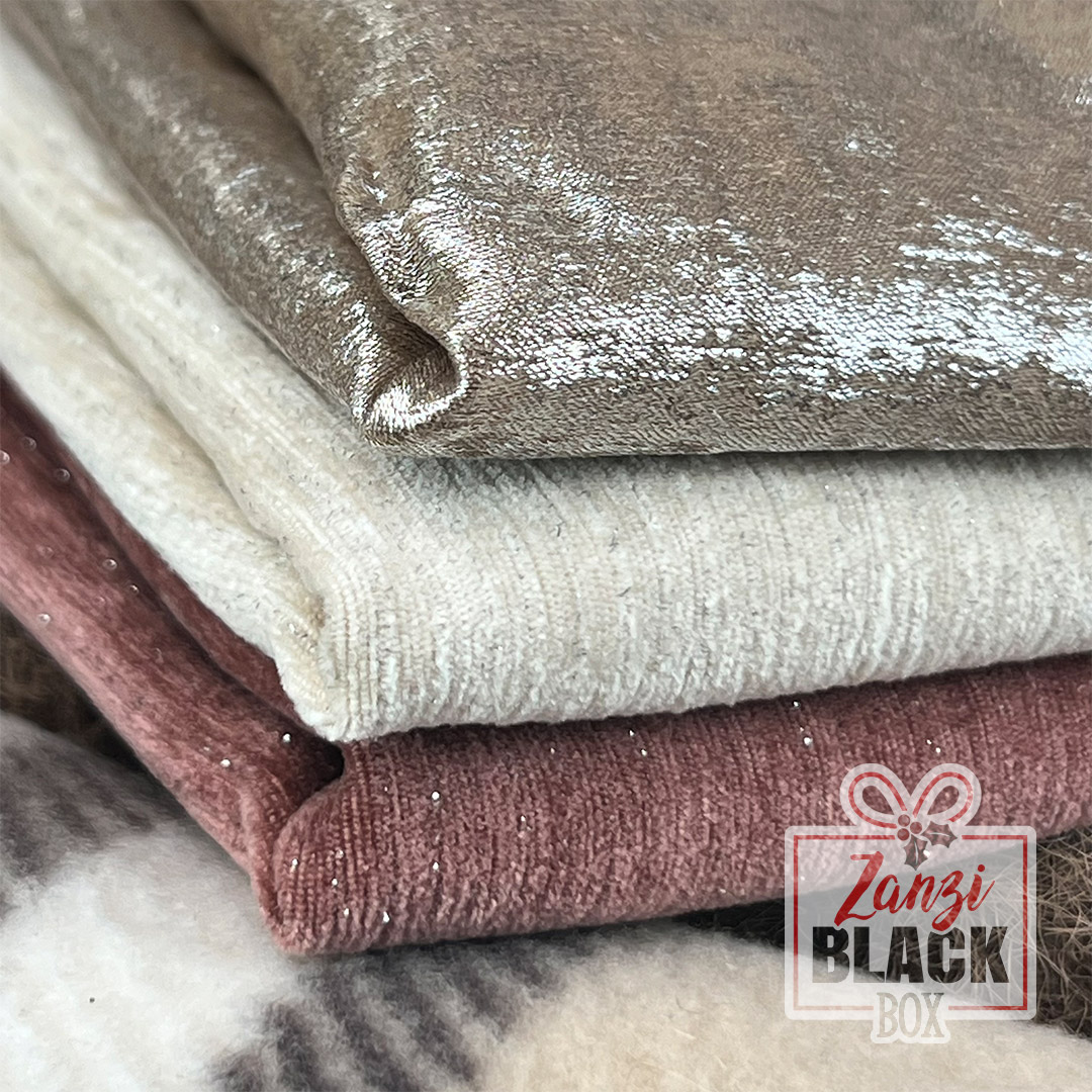 Pile di tessuti morbidi e scintillanti