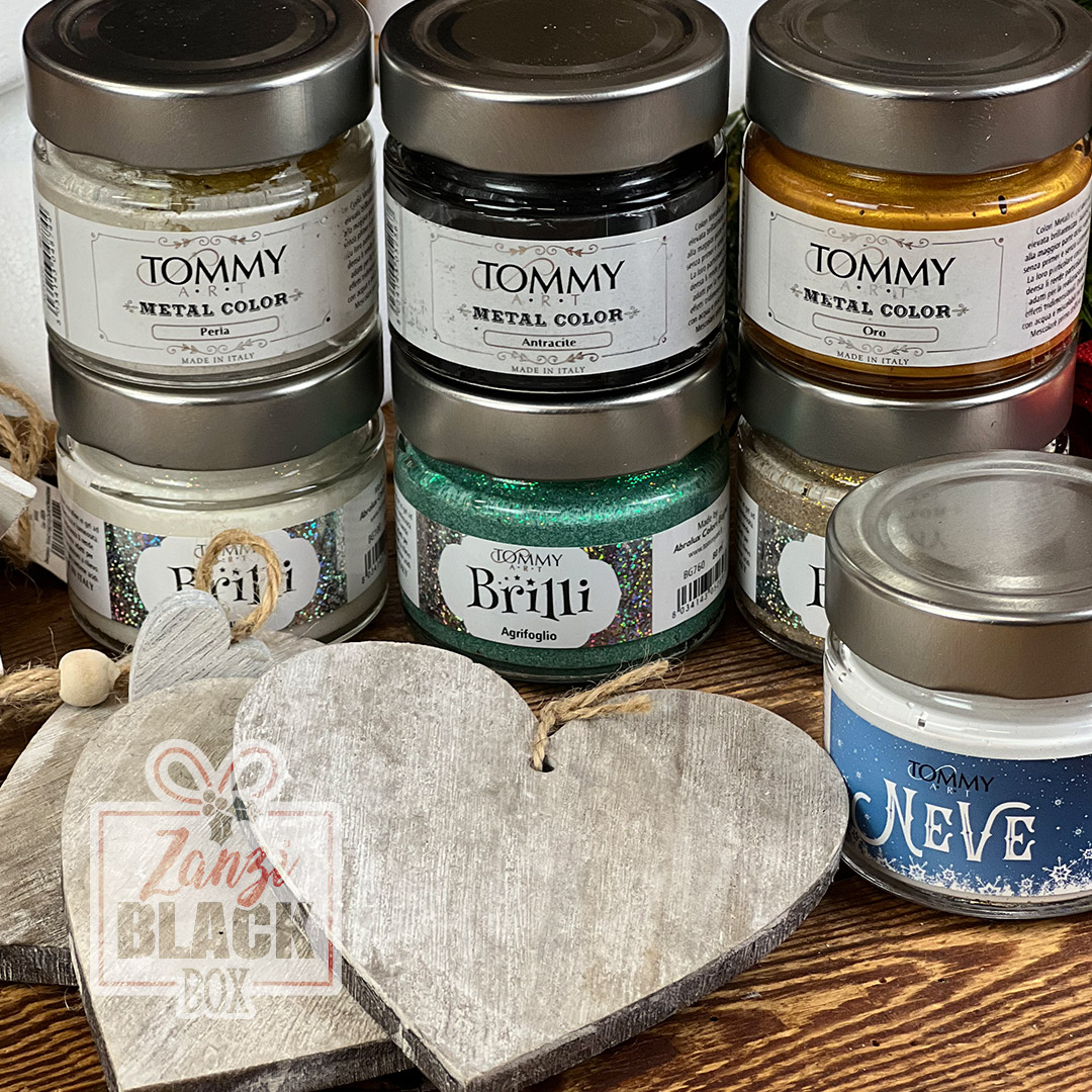 Barattoli di colori decorativi Tommy Art su tavolo di legno