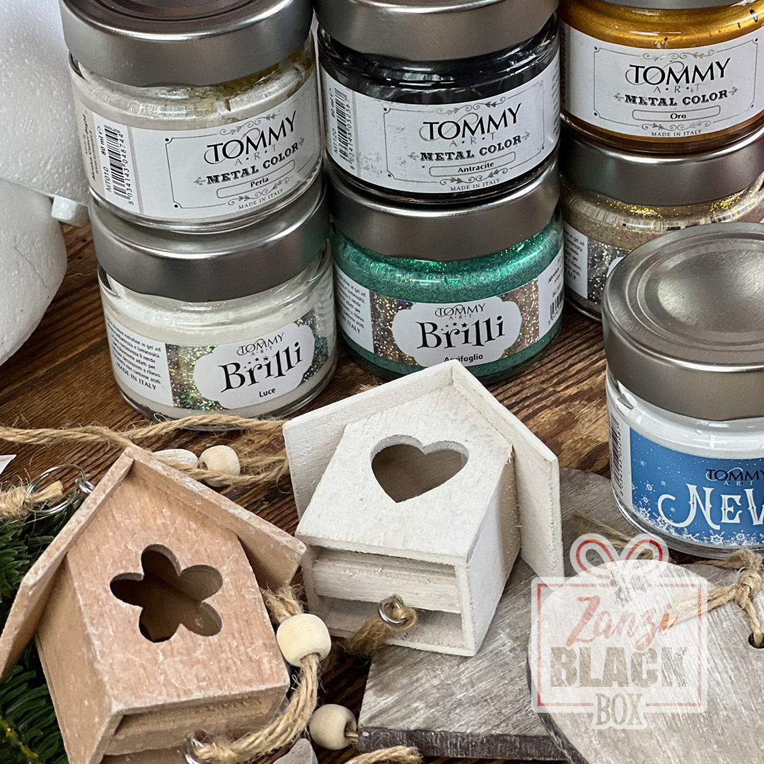 Barattoli di vernice e casette decorative in legno