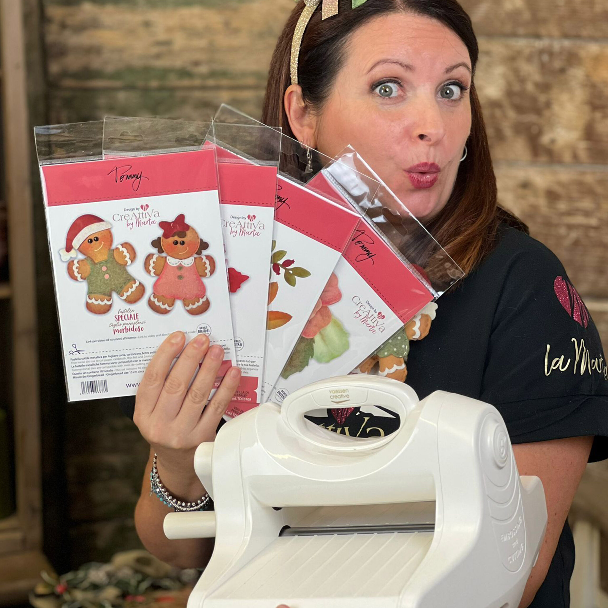 Donna mostra kit creativi decorazioni natalizie