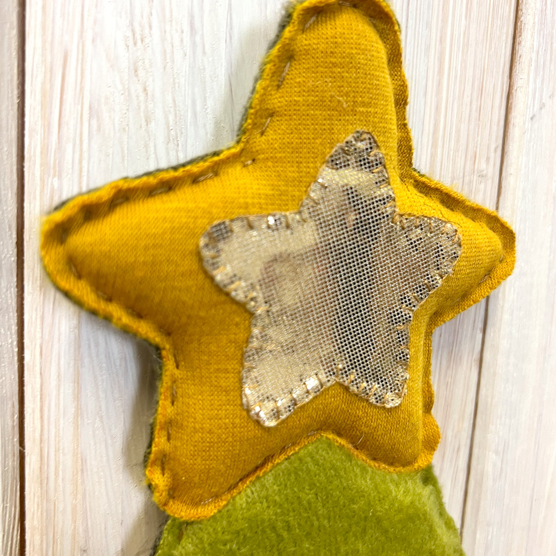 Stella gialla di stoffa con decorazione dorata