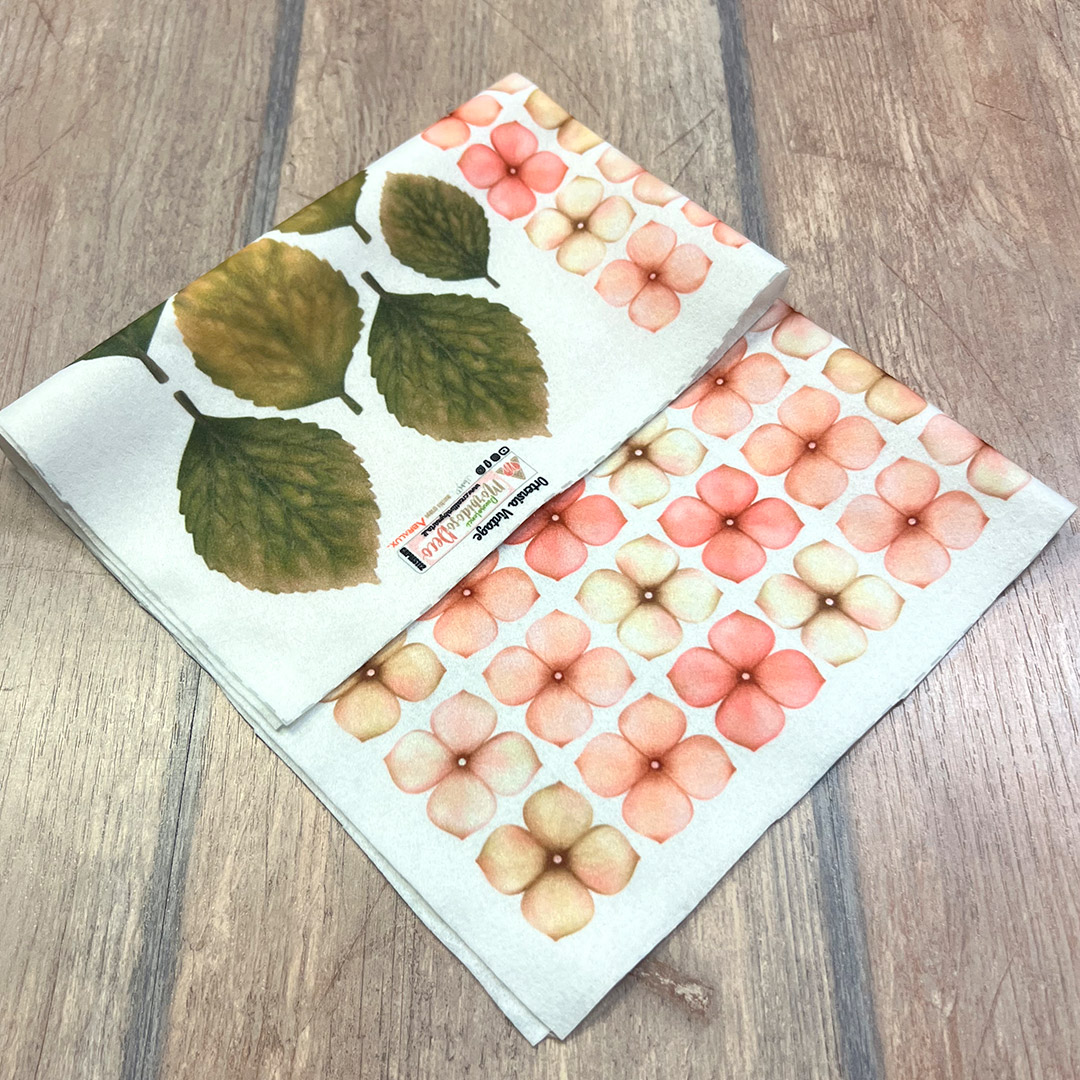 Tovagliolo decorato con fiori e foglie colorate