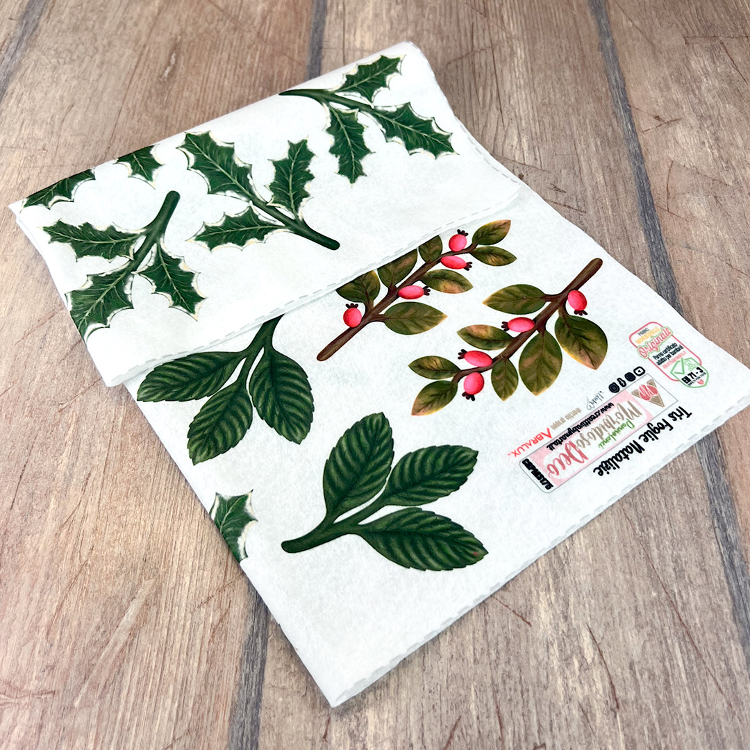 Tovagliolo decorato con foglie e bacche natalizie