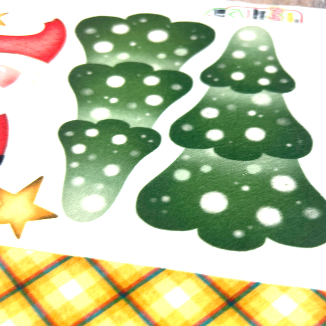 Decorazioni natalizie con alberi di Natale verdi