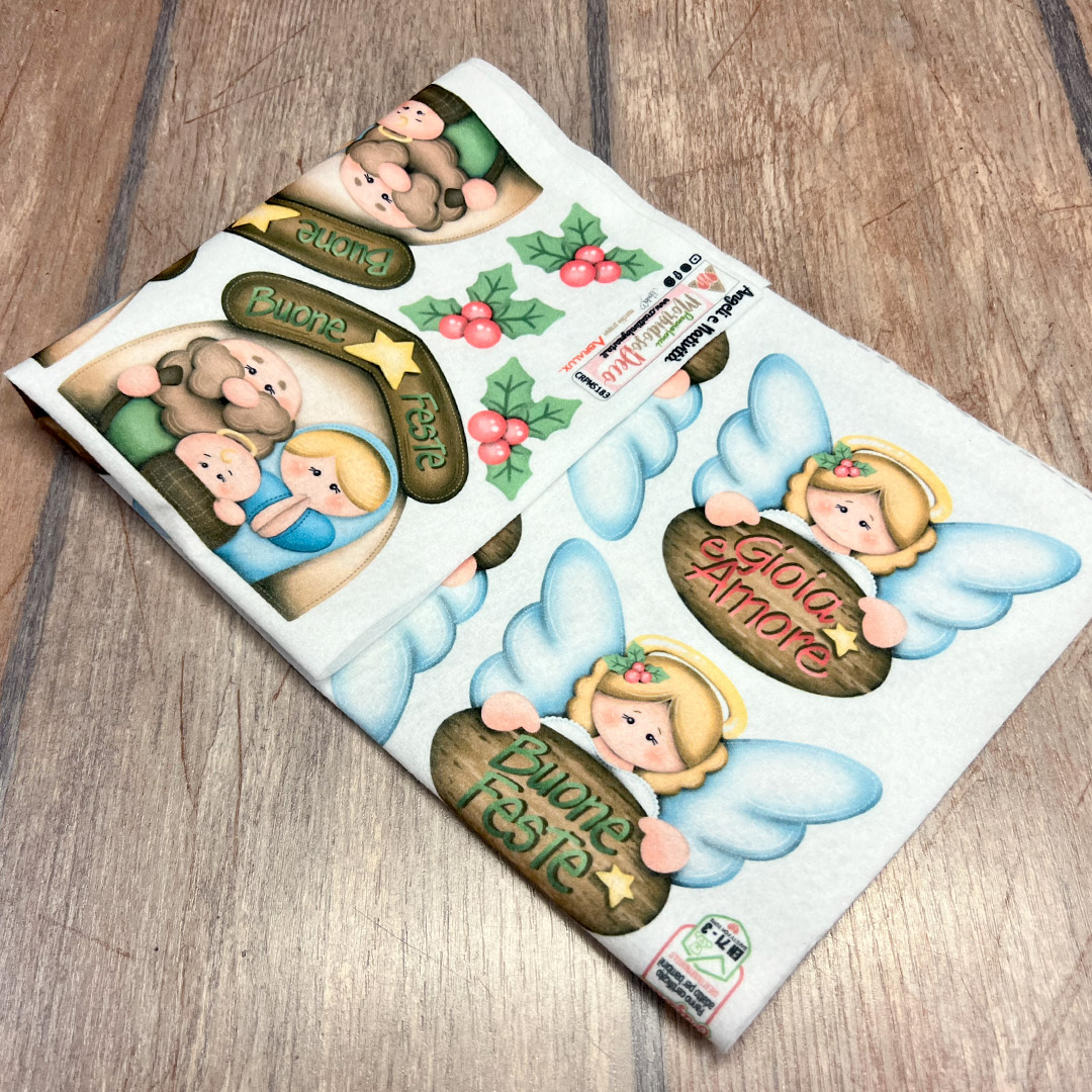 Stoffa natalizia con angeli e scritte festive colorate