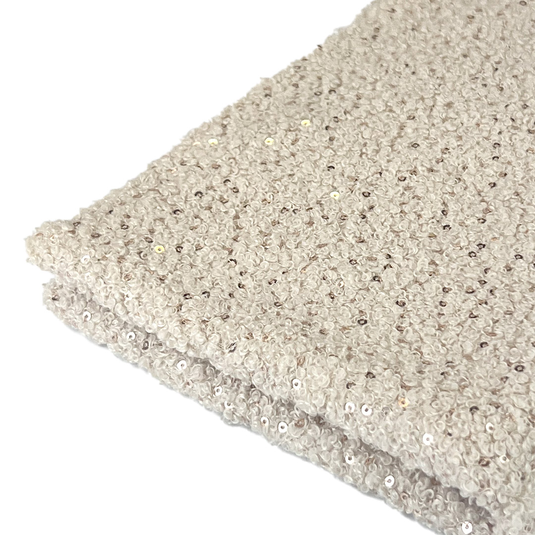 Tessuto beige bouclé con paillettes luccicanti