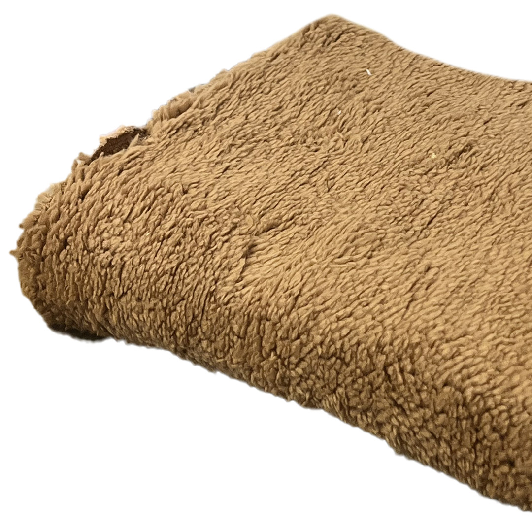 Asciugamano in spugna marrone piegato