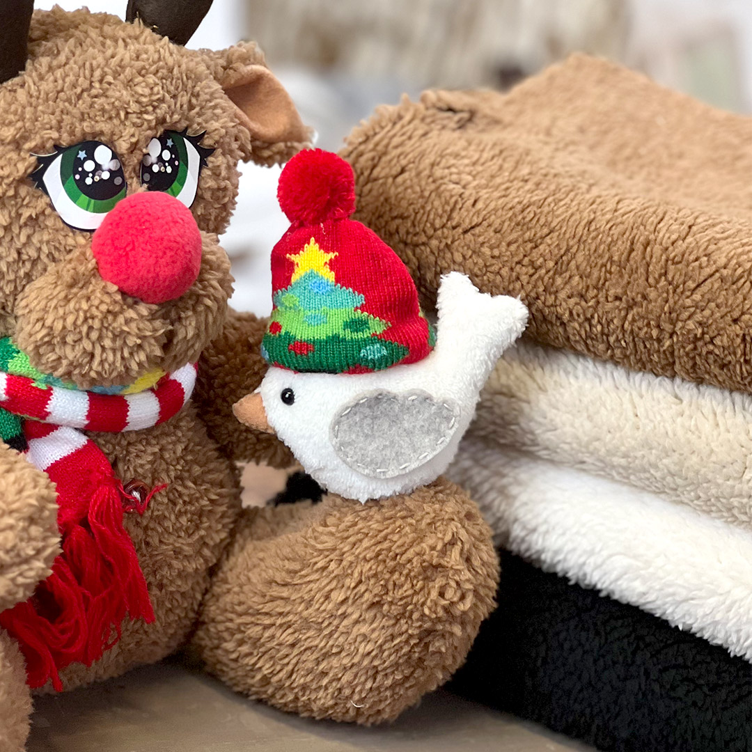 Peluches natalizi con renna e uccellino decorativo