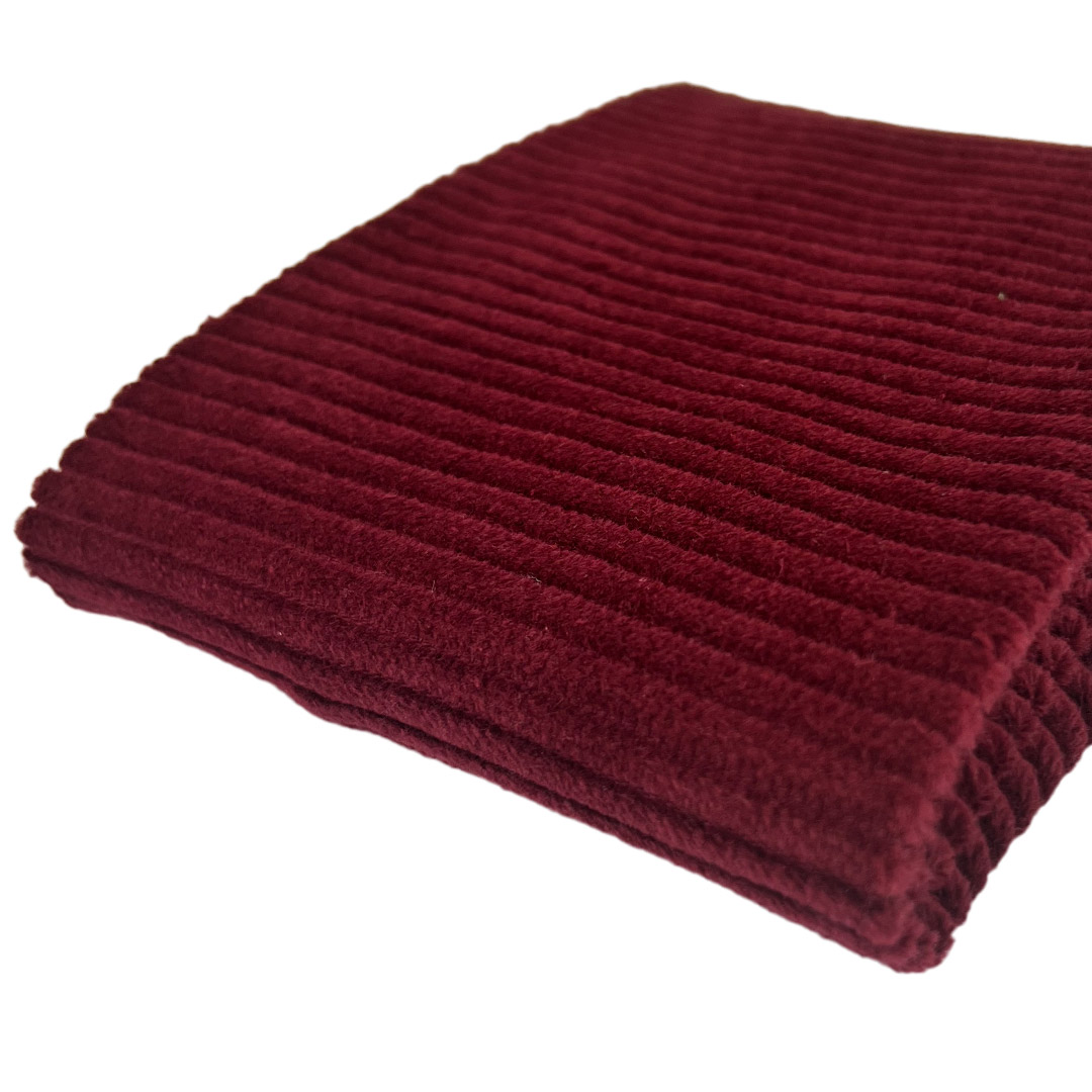 Tessuto a coste velluto rosso bordeaux piegato