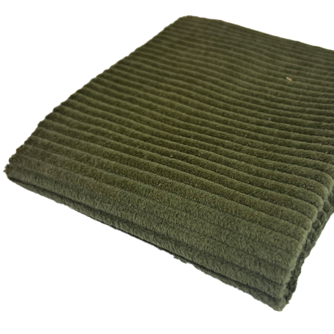 Tessuto a coste verde scuro piegato