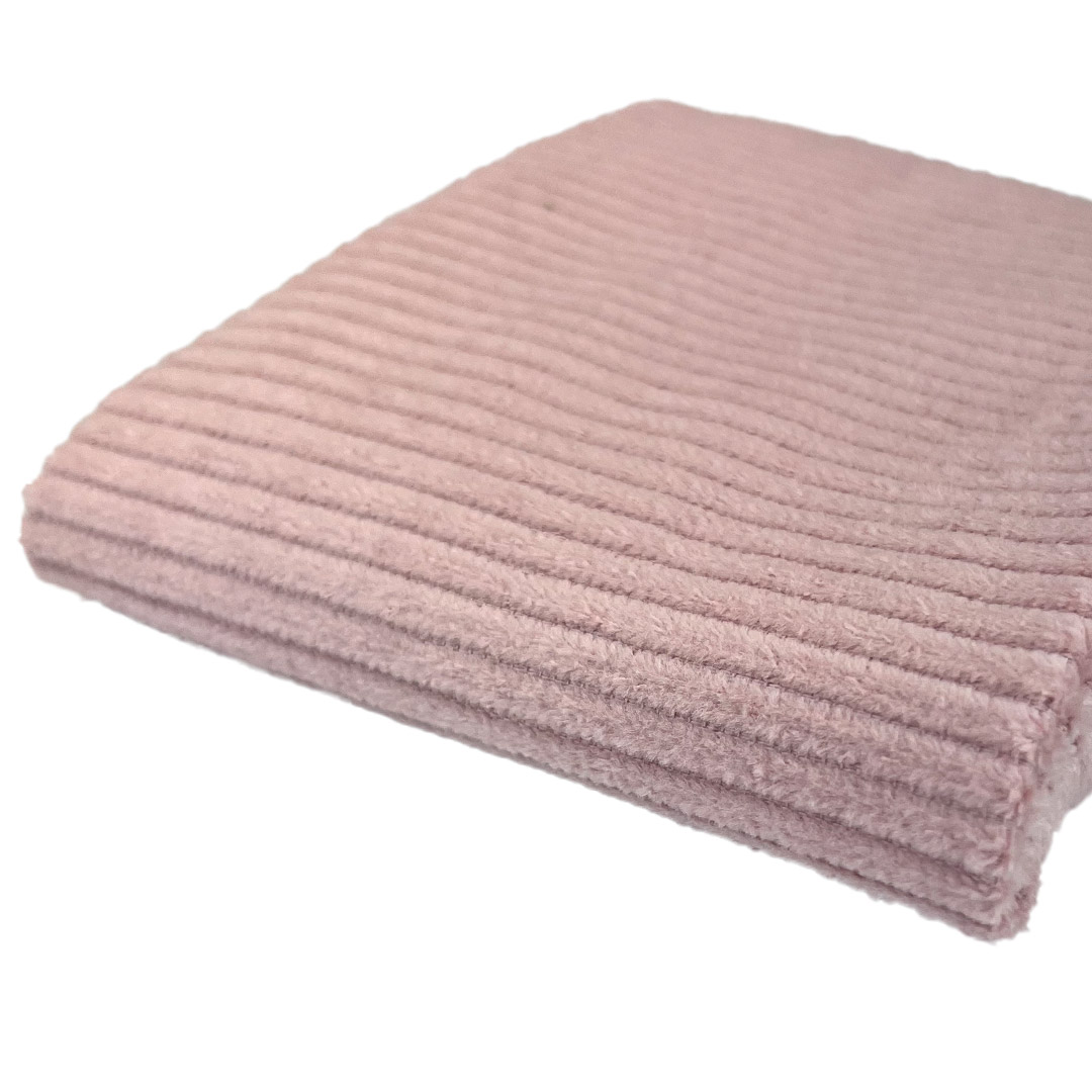 Asciugamano rosa a coste morbido piegato