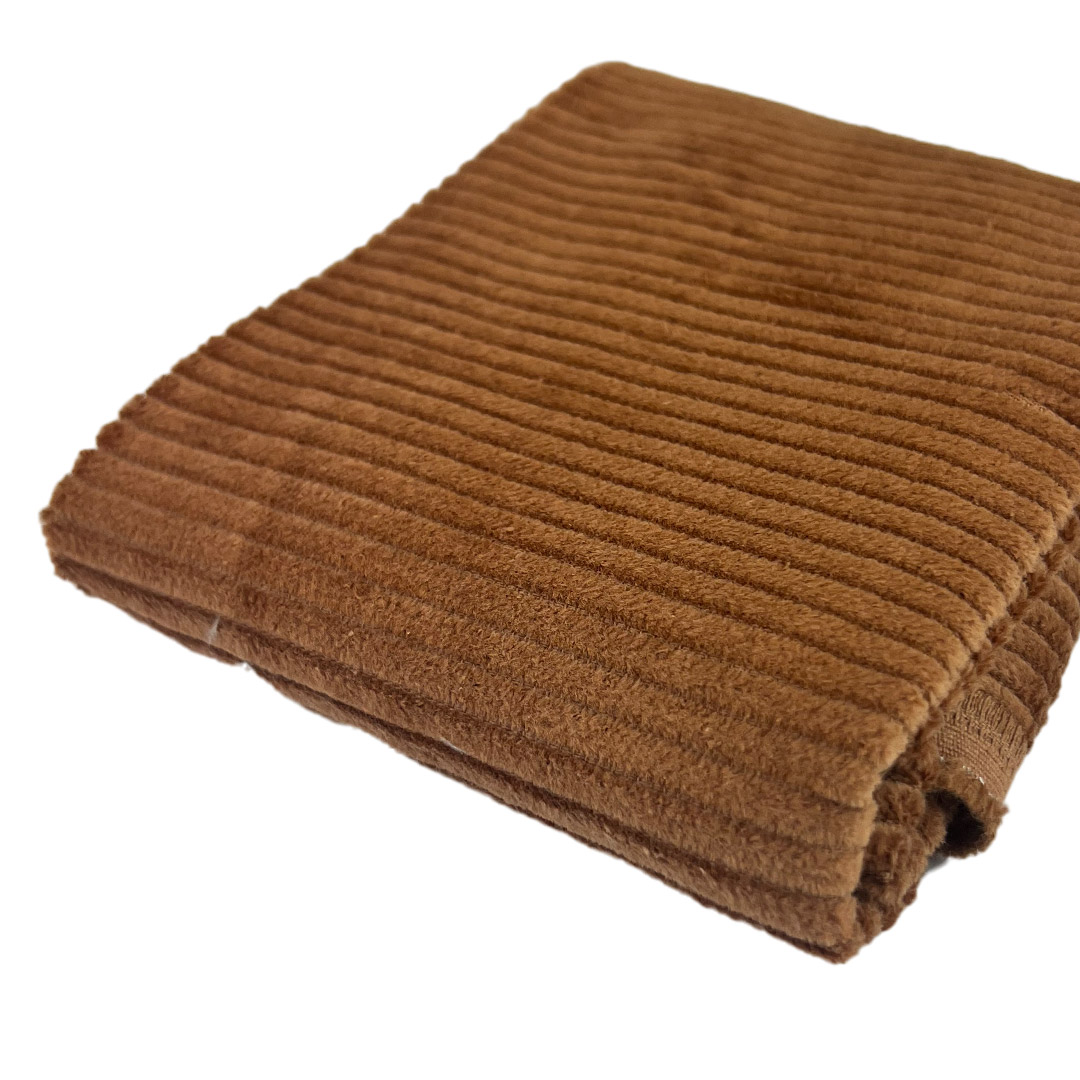 Tessuto a coste marrone piegato