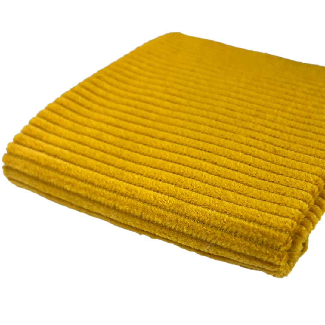 Coperta gialla in tessuto a coste morbide