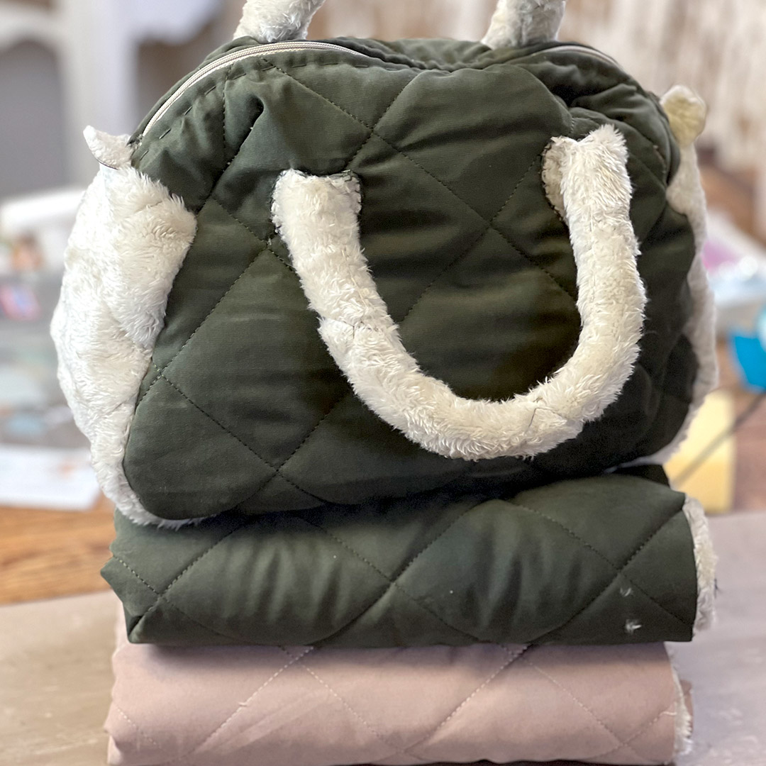 Borsa imbottita verde con manici morbidi