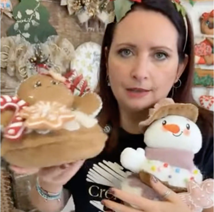 Donna mostra pupazzo pan di zenzero e pupazzo neve