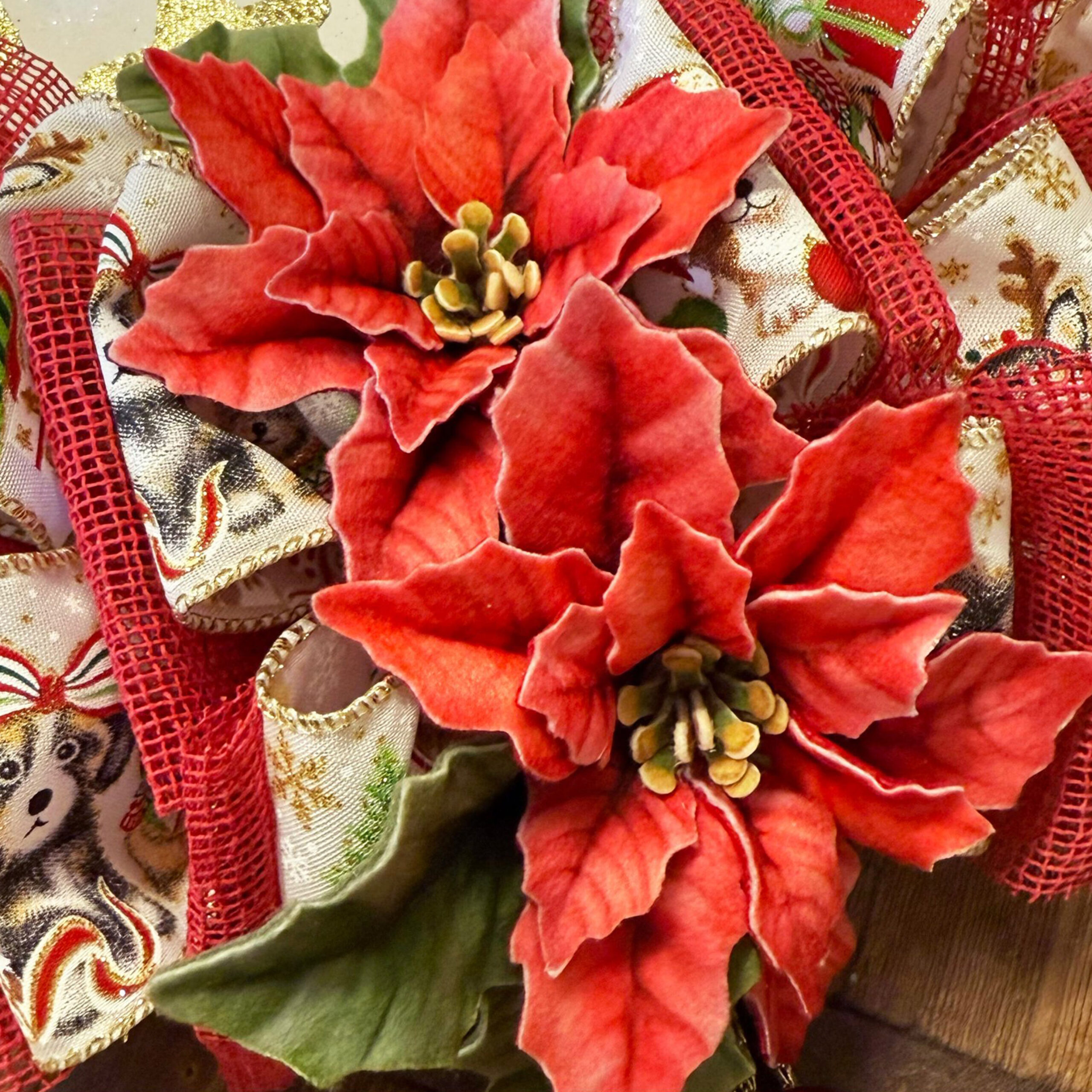 Stella di Natale rossa con decorazioni festive