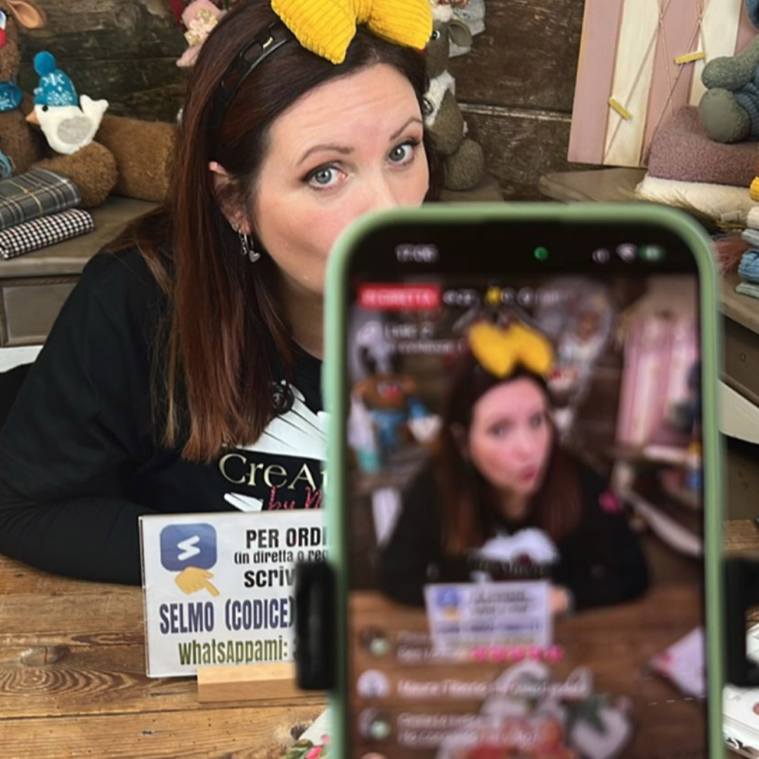 Donna trasmette in diretta artigianato creativo