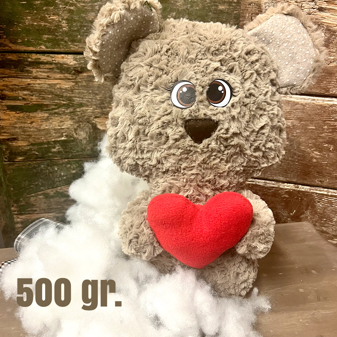 Orsetto di peluche con cuore rosso e ovatta
