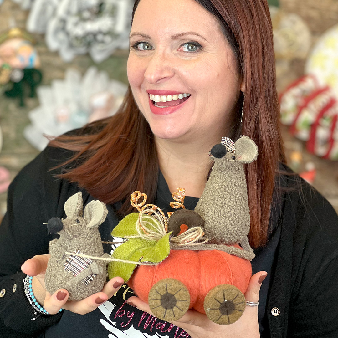 Donna sorride con decorazioni artigianali autunnali