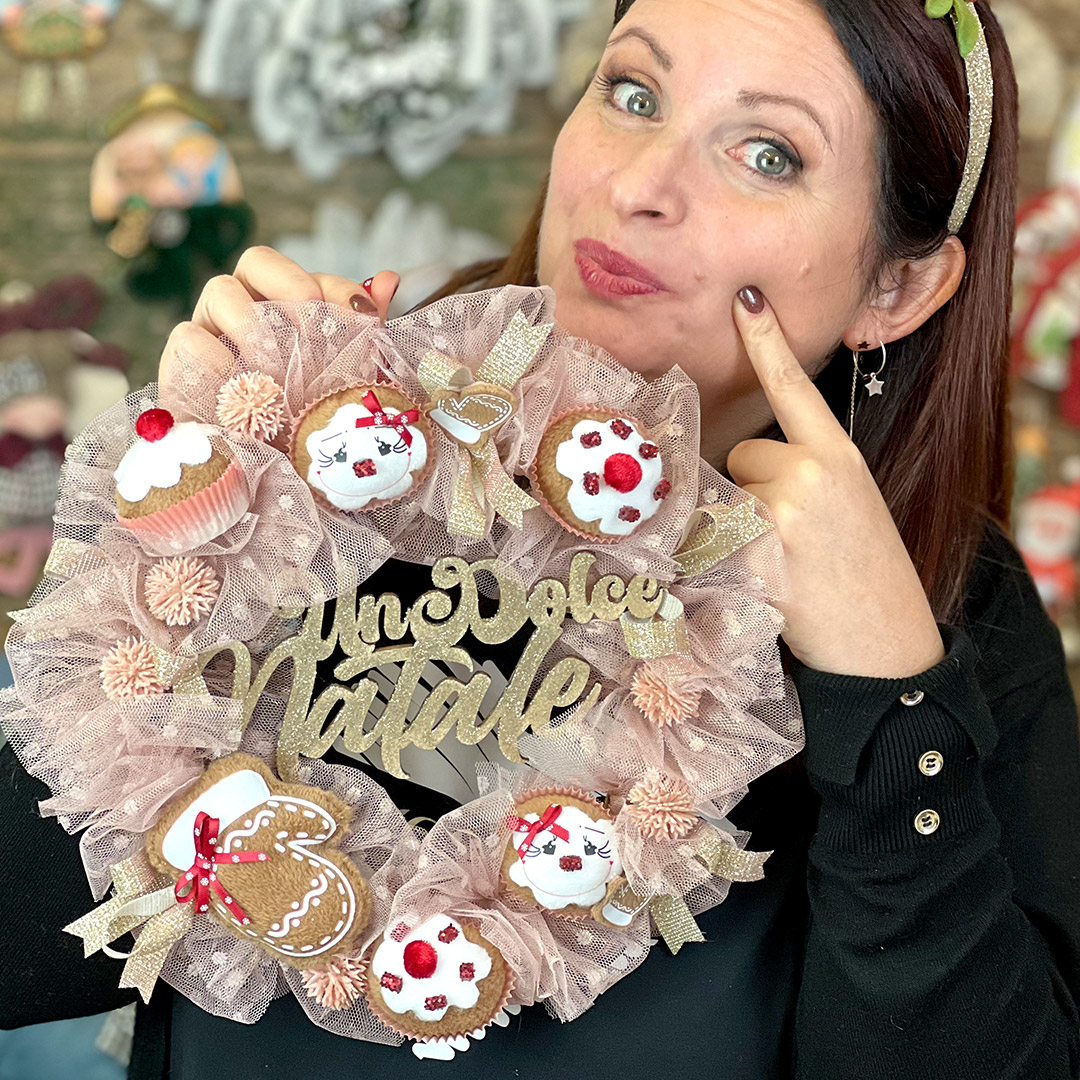 Donna con ghirlanda natalizia decorata dolcemente