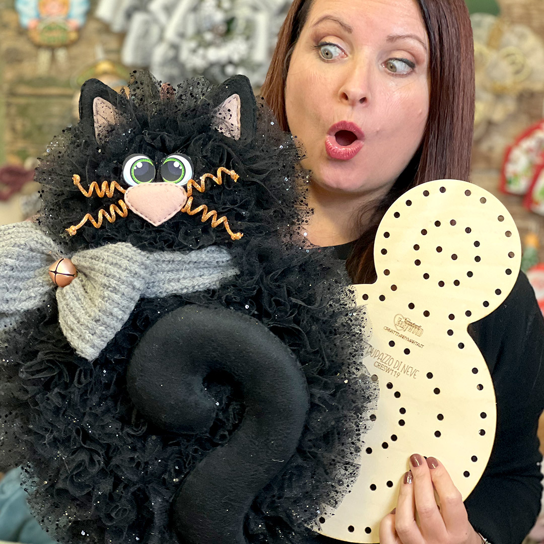 Donna con gatto decorativo nero artigianale