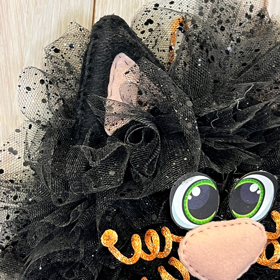 Decorazione gatto nero con occhi verdi e tulle
