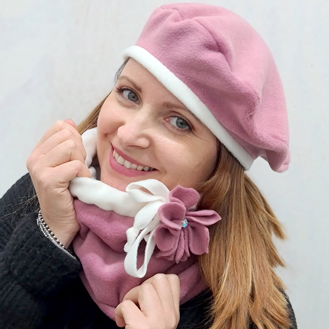 Donna con berretto rosa e sciarpa coordinata
