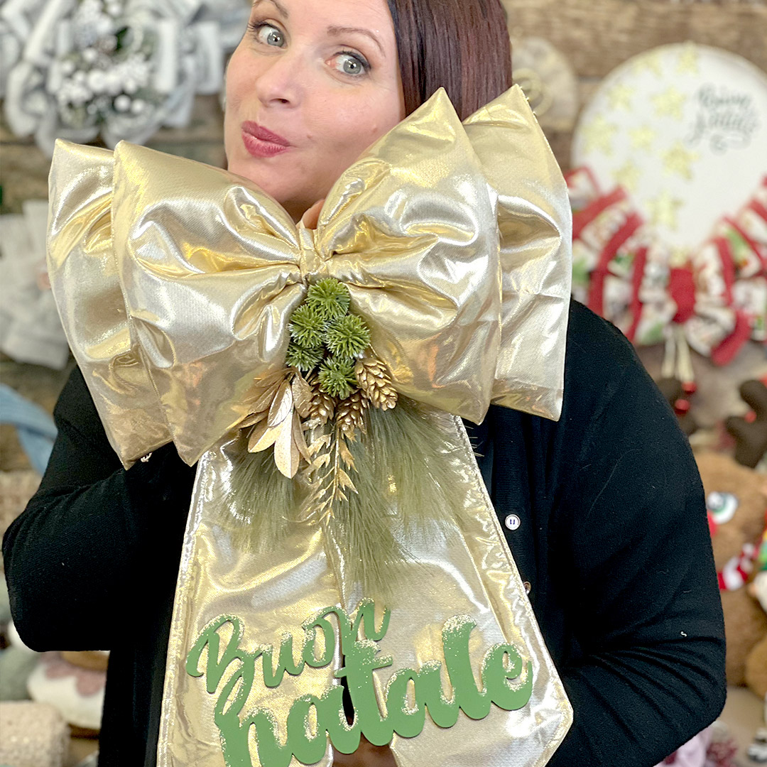 Donna con fiocco dorato Buon Natale
