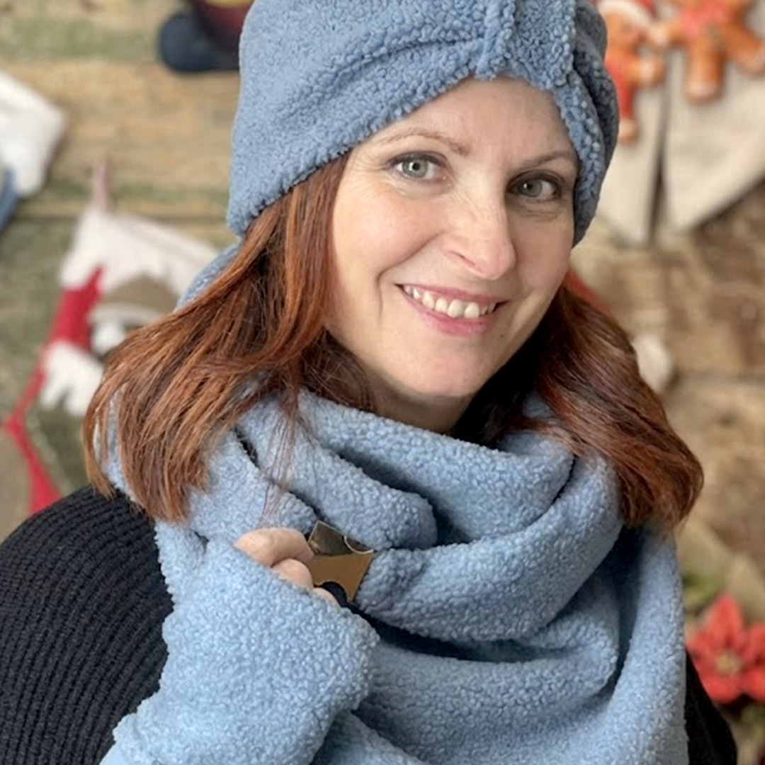 Donna con sciarpa e cappello in pile azzurro