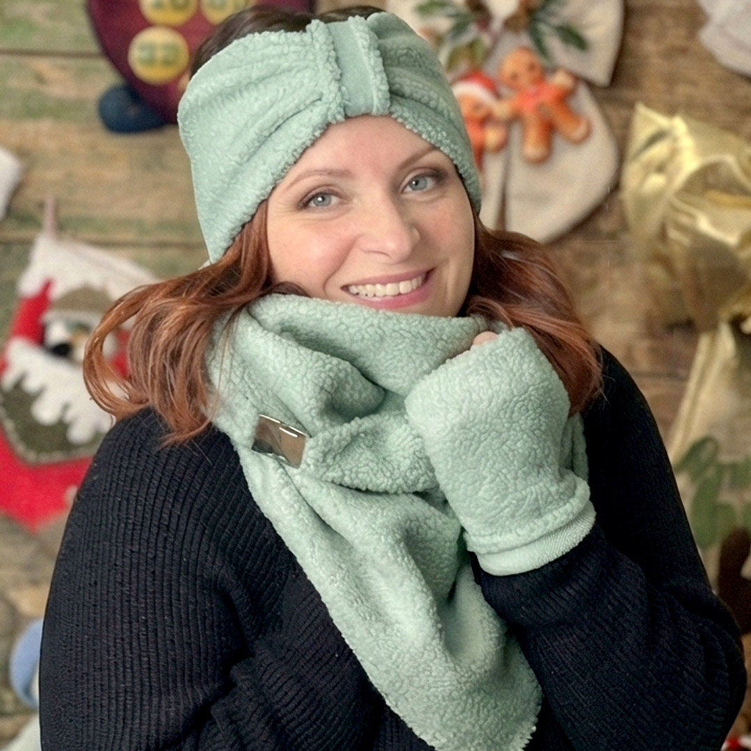 Donna con sciarpa e fascia in pile verde