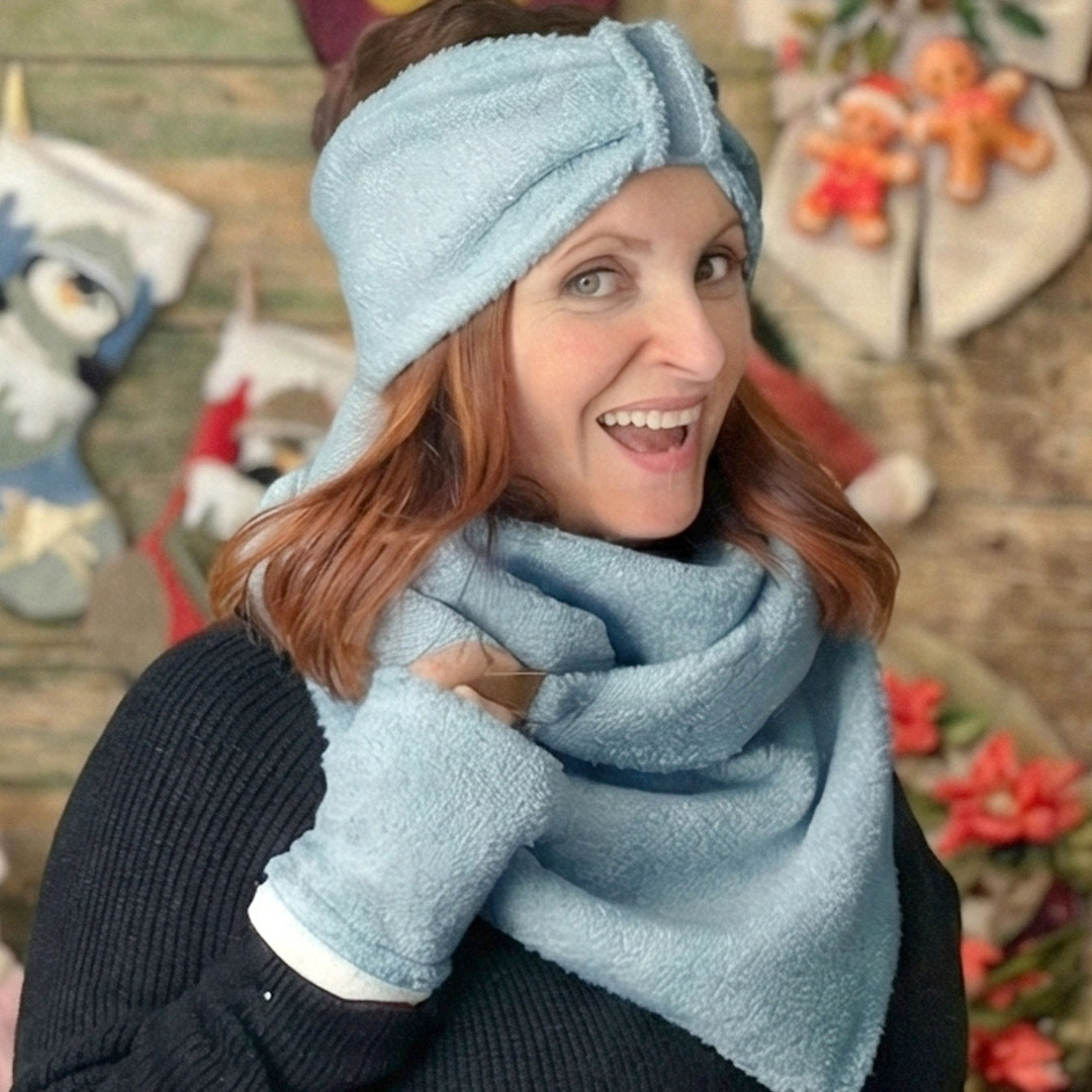 Donna con fascia e sciarpa in pile azzurro