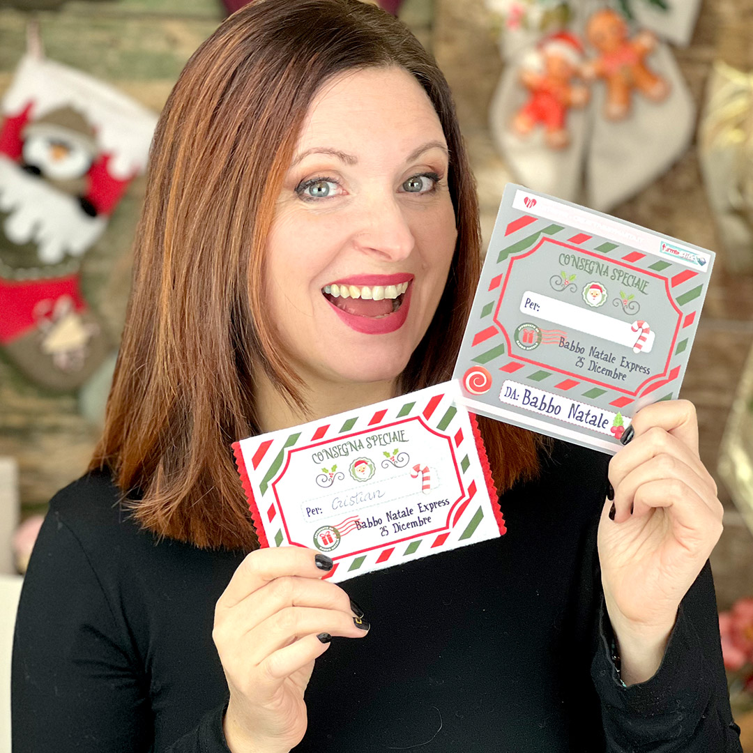 Donna sorride mostrando lettere natalizie Babbo Natale
