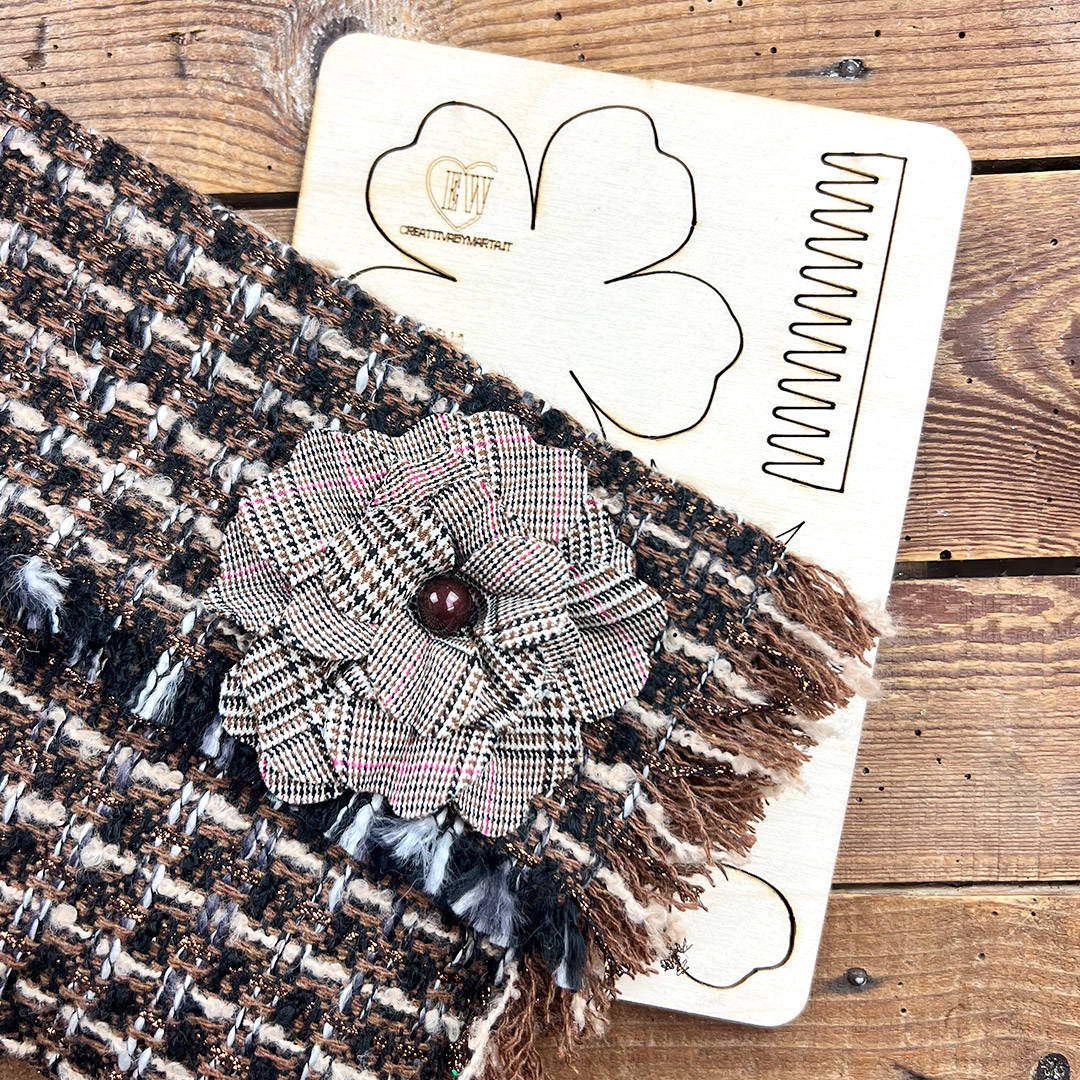 Fiore di tessuto su stoffa intrecciata marrone