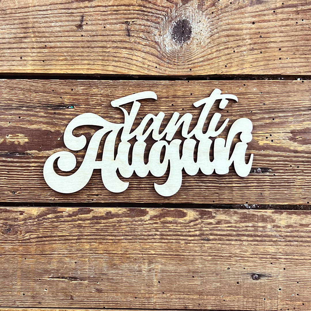 Scritta Tanti Auguri in legno su tavola rustica