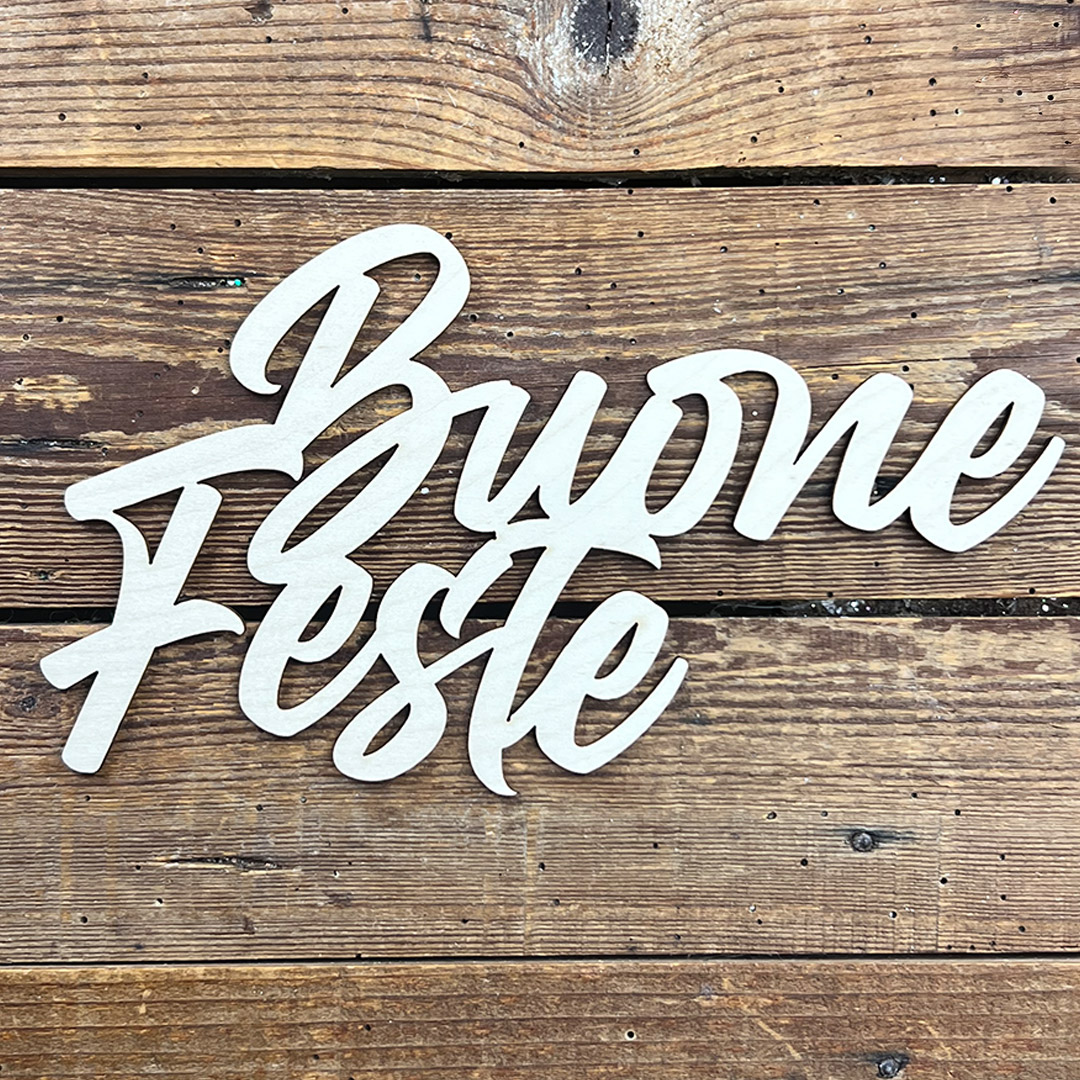 Scritta Buone Feste in legno su tavola rustica