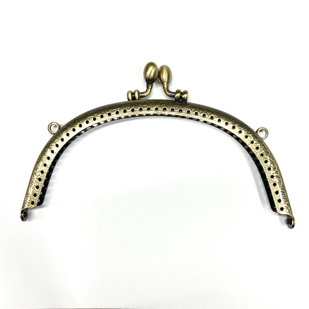 Chiusura metallica dorata per borsa artigianale