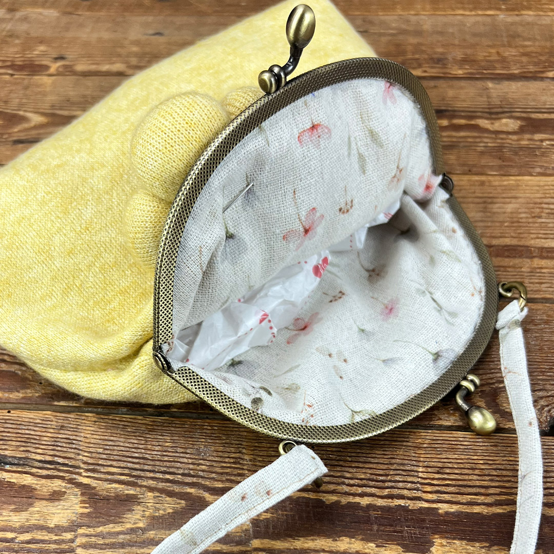 Borsa gialla con interno fiorato e chiusura metallica