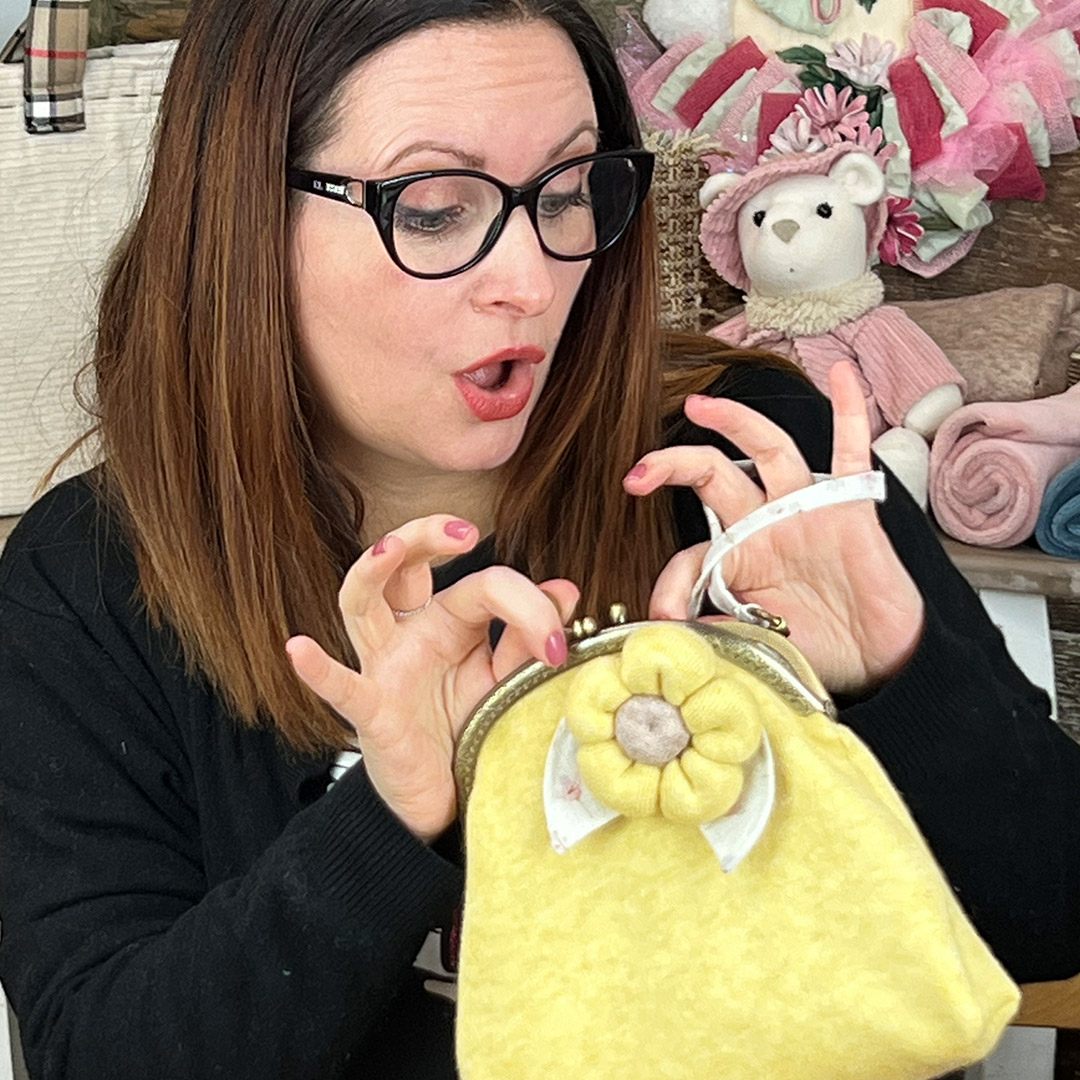 Donna sorpresa con borsetta gialla decorata a fiore