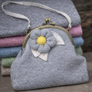 Borsa grigia in lana con fiore decorativo